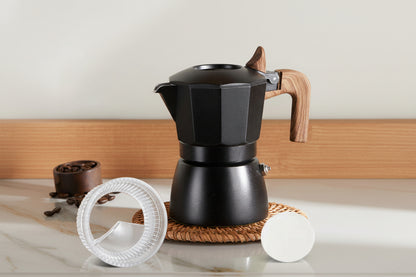 cafetiere italienne moka noire niveleur cafe grain a cote