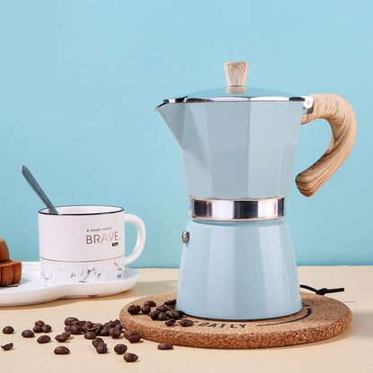 cafetiere italienne moka sur plateau tasse grain cafe en decor