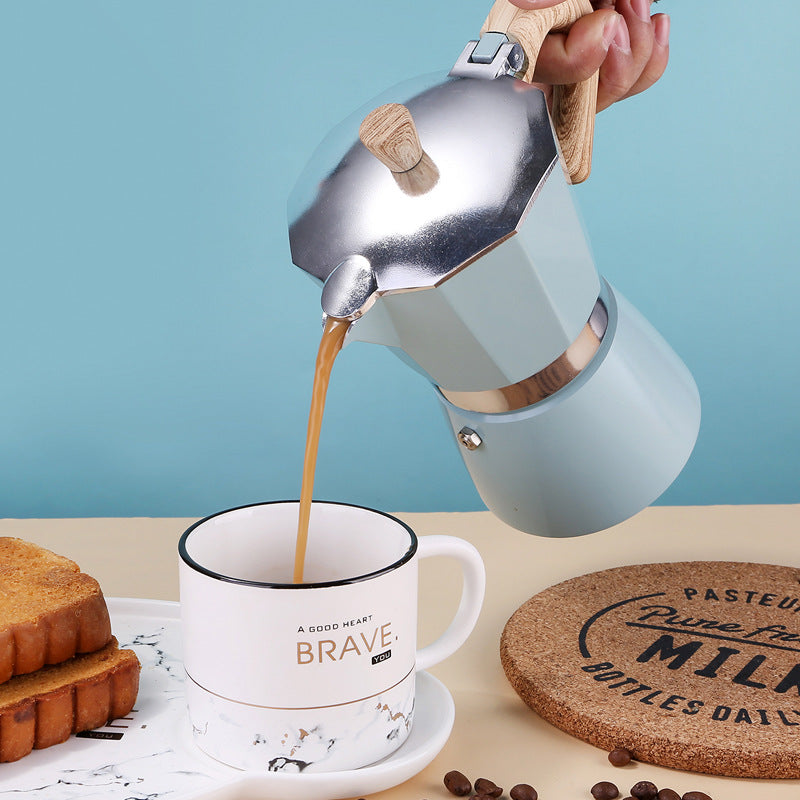 cafetiere italienne moka tenue par personne servant cafe colation a cote grain cafe plateau en decor