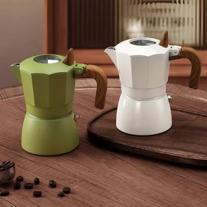 cafetiere italienne moka verte blanche sur table bois grain cafe en decor