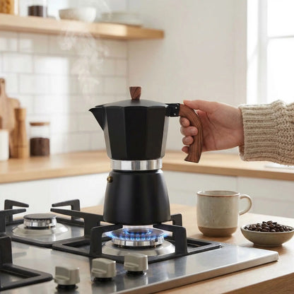 cafetière italienne sur gaziniere personne preparant son cafe