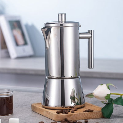 Cafetiere italienne sur planche bois fleur en decor
