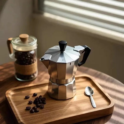 cafetiere italienne sur plateau bois grain cafe cuillere a cote