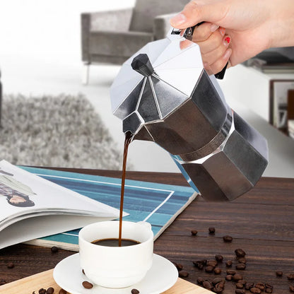 cafetiere italienne tenue par femme servant cafe dans tasse sur planche bois grain cafe livre a cote