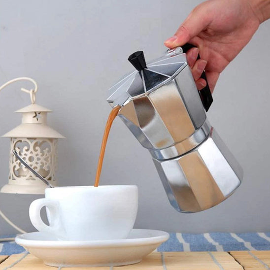 cafetiere italienne utilise par une femme servant son cafe dans tasse blanche
