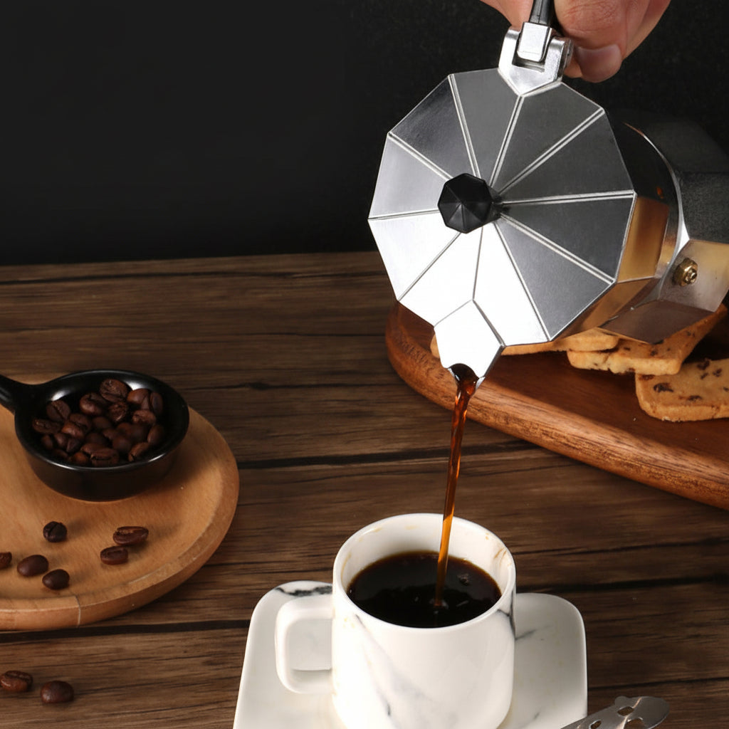 cafetiere italienne utilise pour servir cafe dans tasse cuillere cafe grain collation a cote