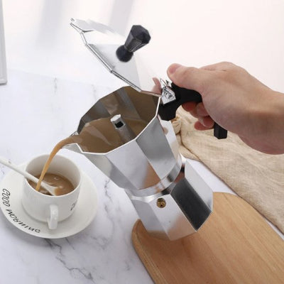 cafetiere italienne ouverte avec cafe au lait une personne servant dans une tasse