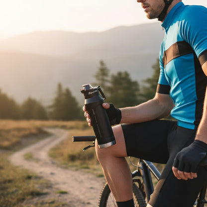 cycliste utilisant gourdes isotherme 1l noire au parc