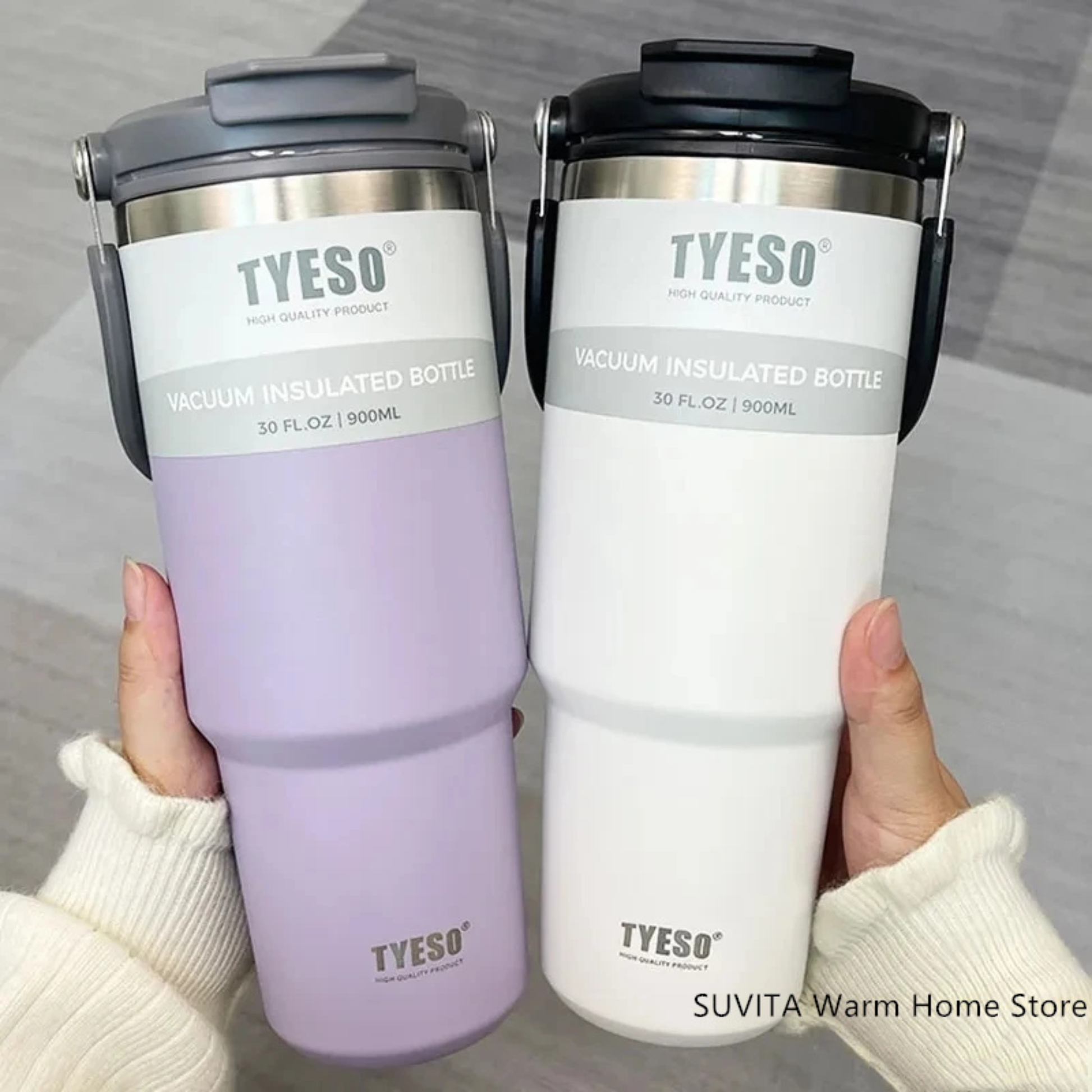 femme montrant mug de voyage isotherme blanc et mauve