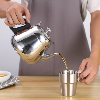 femme servant the dans une tasse inox pour petit dejeuner