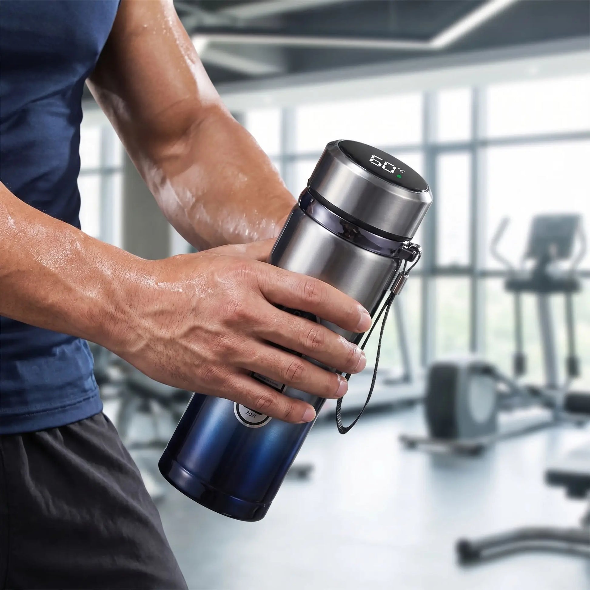 gourde 1l isotherme gris bleu degrade tenue par un homme au sport