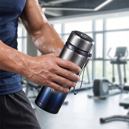gourde 1l isotherme gris bleu degrade tenue par un homme au sport