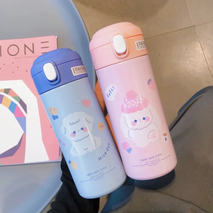gourde enfant isotherme bleu et rose tenue par une personne