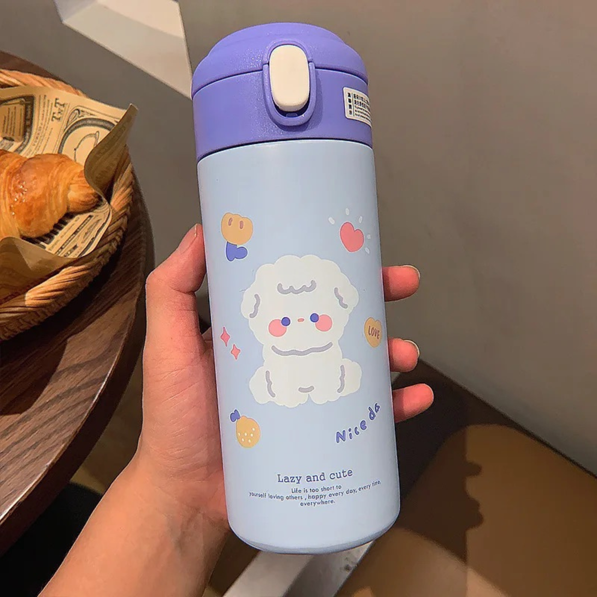 gourde enfant isotherme bleu tenue par enfant croissant a cote