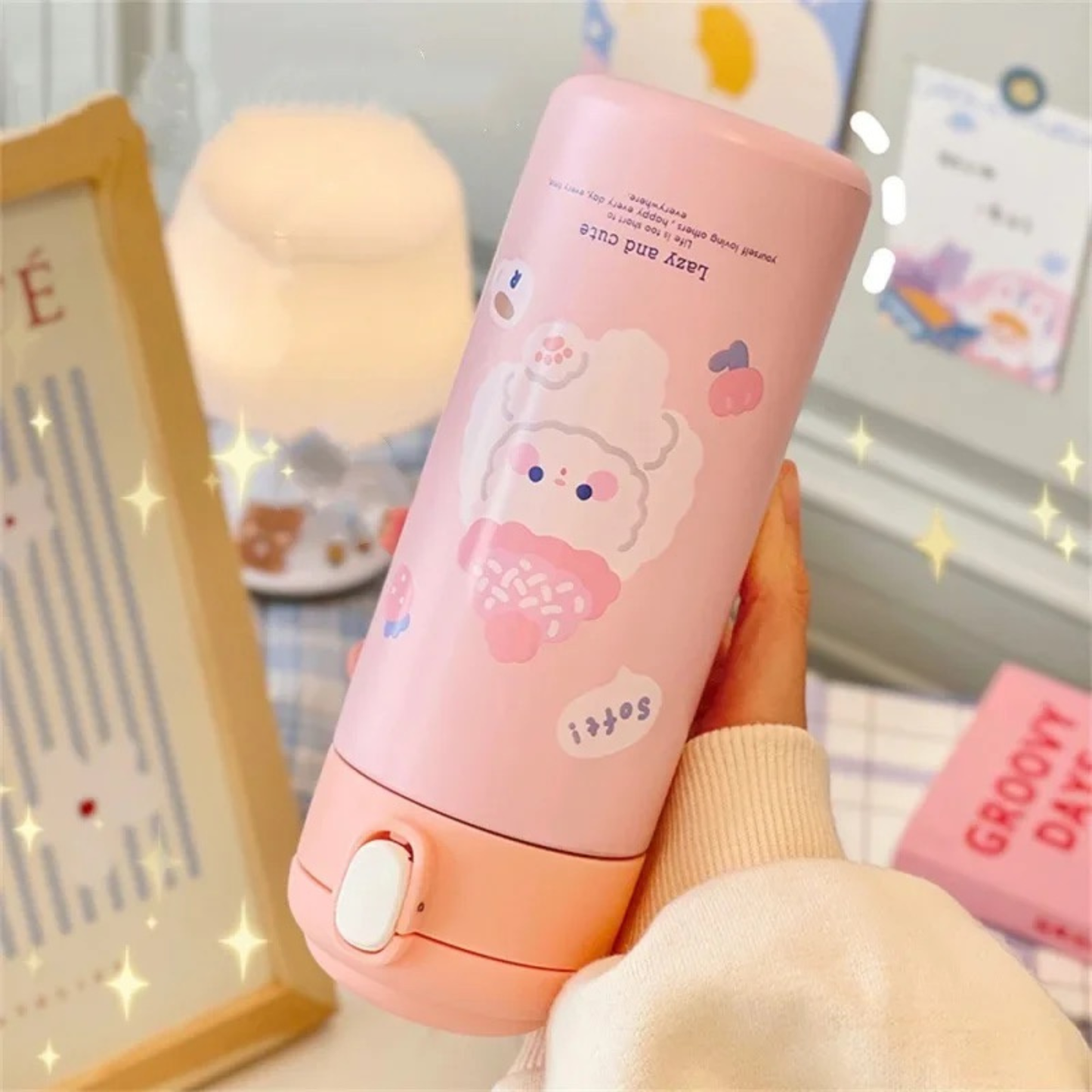 gourde enfant isotherme rose tenue a l envers par enfant
