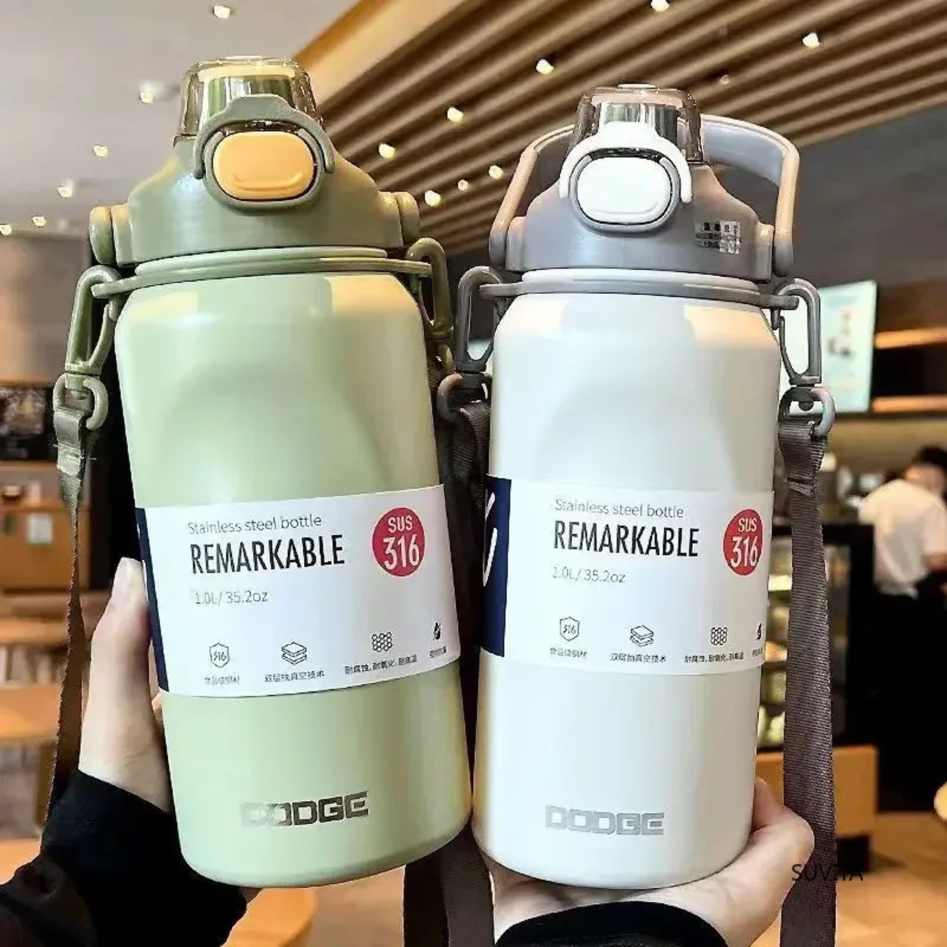 gourde isotherme 1 litre blanche et verte montre par une personne