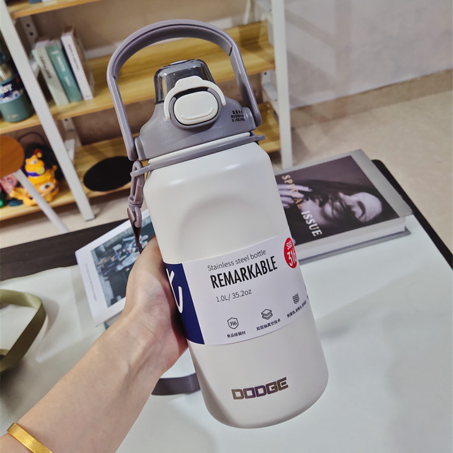 gourde isotherme 1 litre blanche montre par une femme