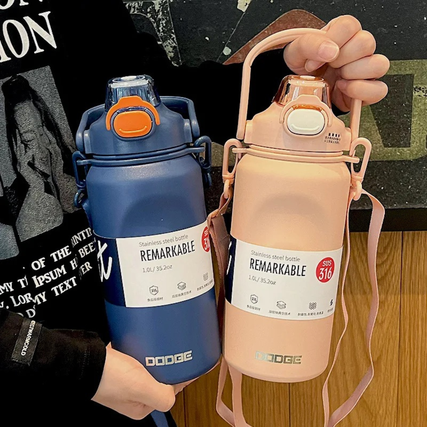 gourde isotherme 1 litre bleu et rose montre par une personne
