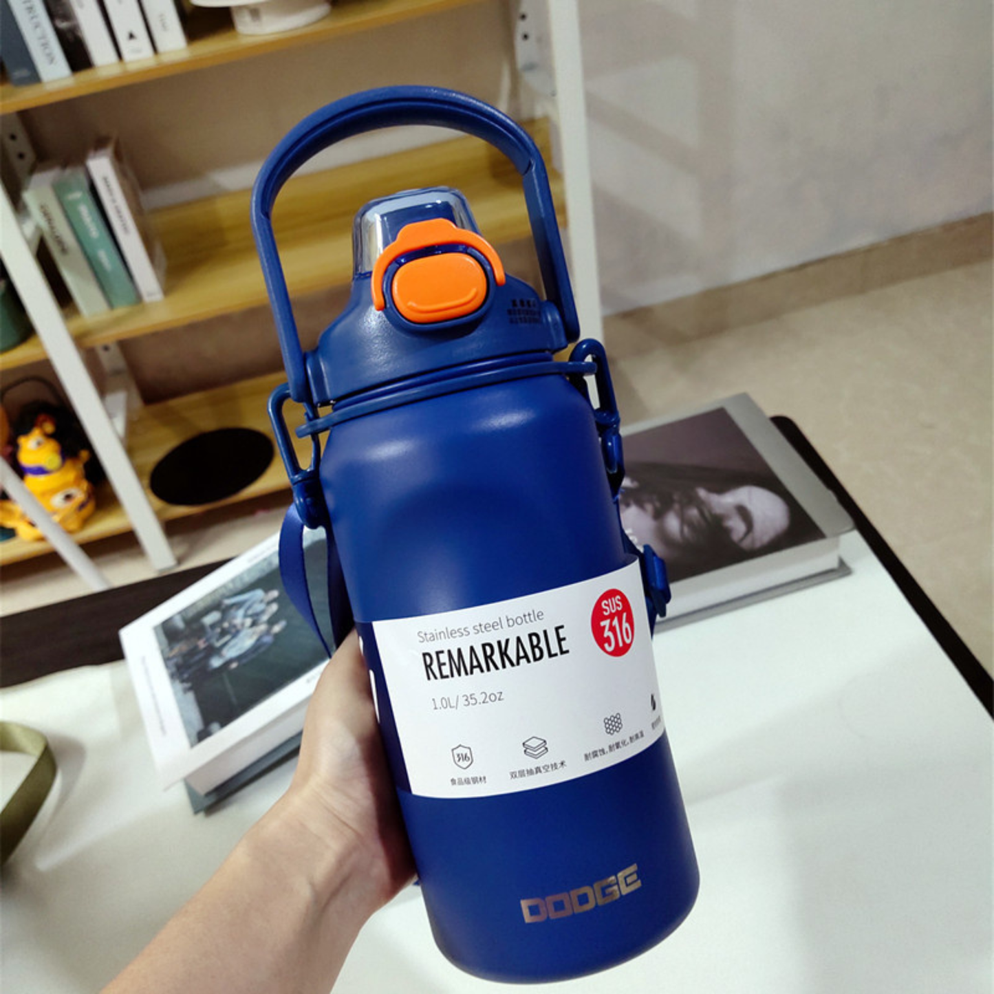 gourde isotherme 1 litre bleu montre par une personne