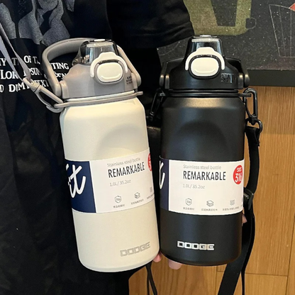 gourde isotherme 1 litre noire et blanc montre par une personne