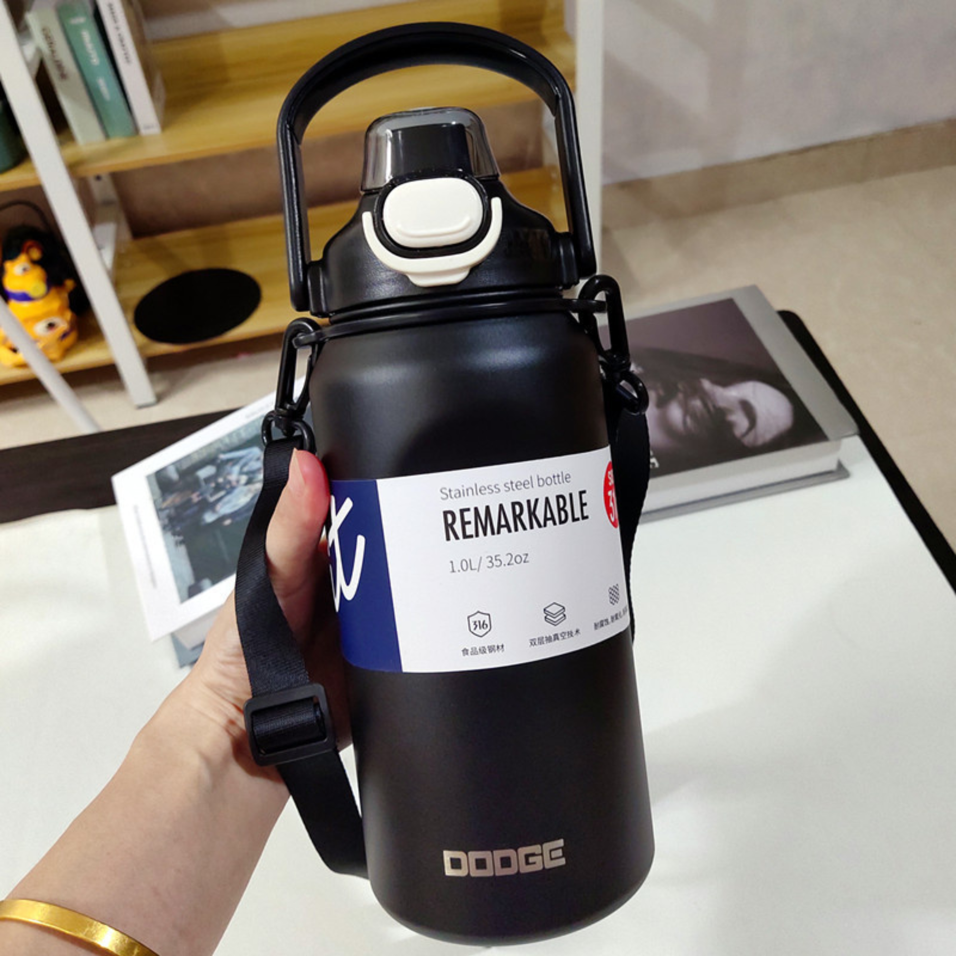 gourde isotherme 1 litre noire montre par une personne
