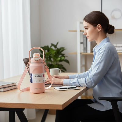 gourde isotherme 1 litre rose sur table de bureau femme