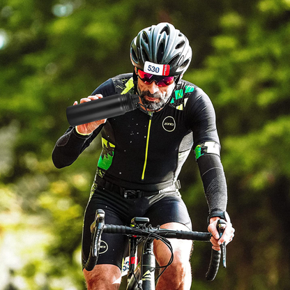 gourde isotherme 1l noire tenu par un cycliste