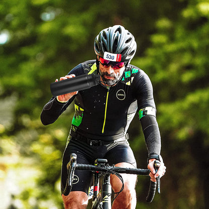 gourde isotherme 1l tenue par une cycliste