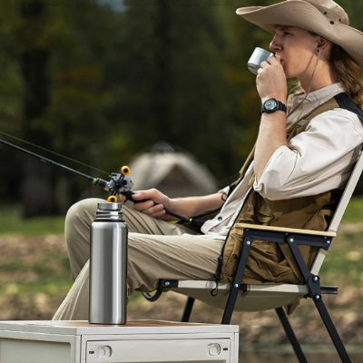 gourde isotherme inox grise utilise a la peche