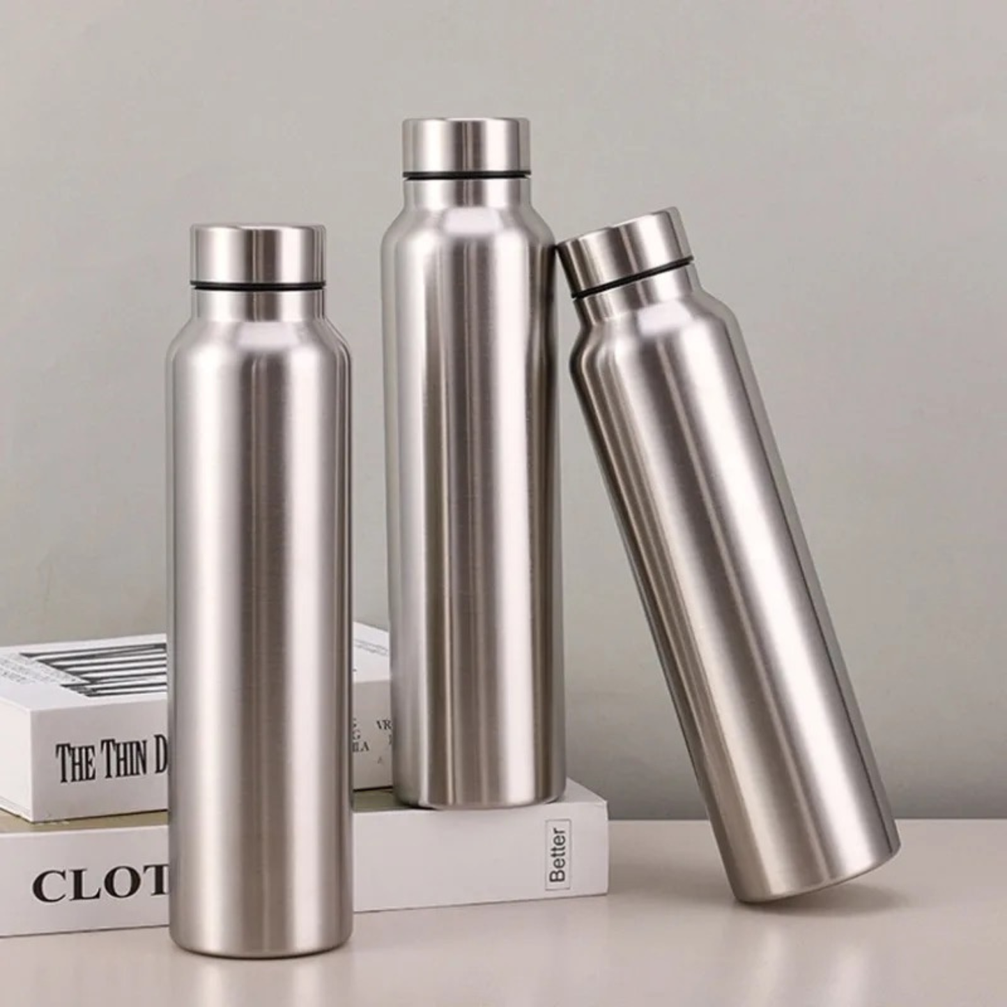 gourde isotherme inox sur livre et table