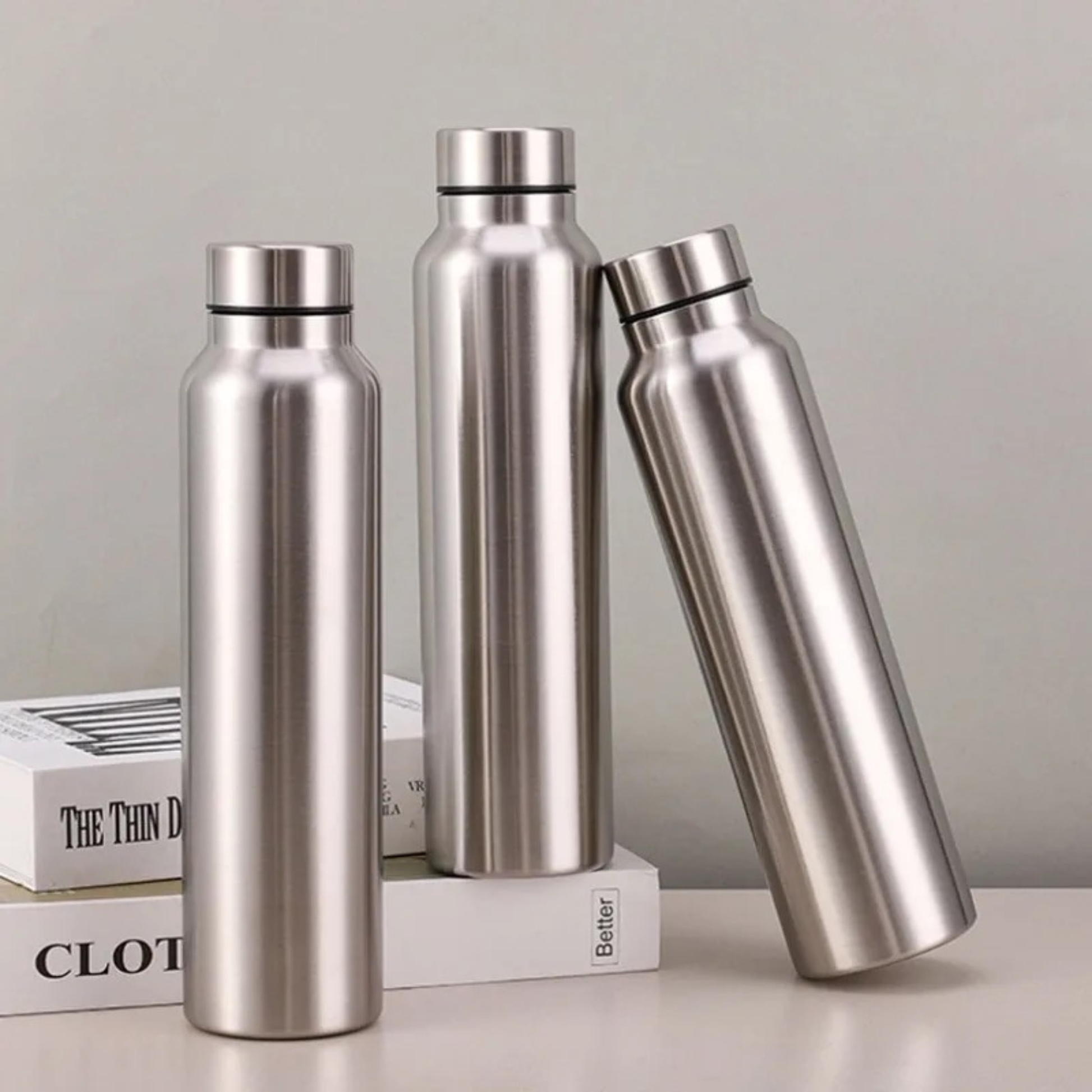 gourde isotherme inox sur livre et table
