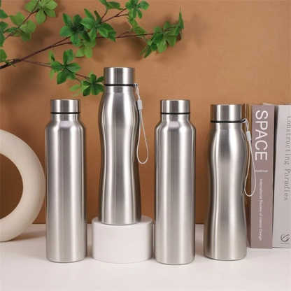 gourde isotherme inox sur table et stand livre plante à coté