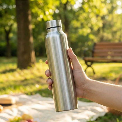 gourde isotherme inox tenue par une personne