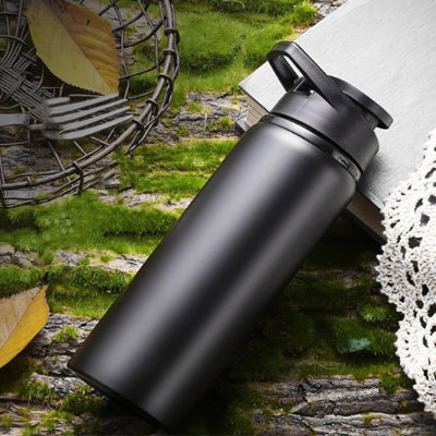 Gourde isotherme au pied arbre en pique nique