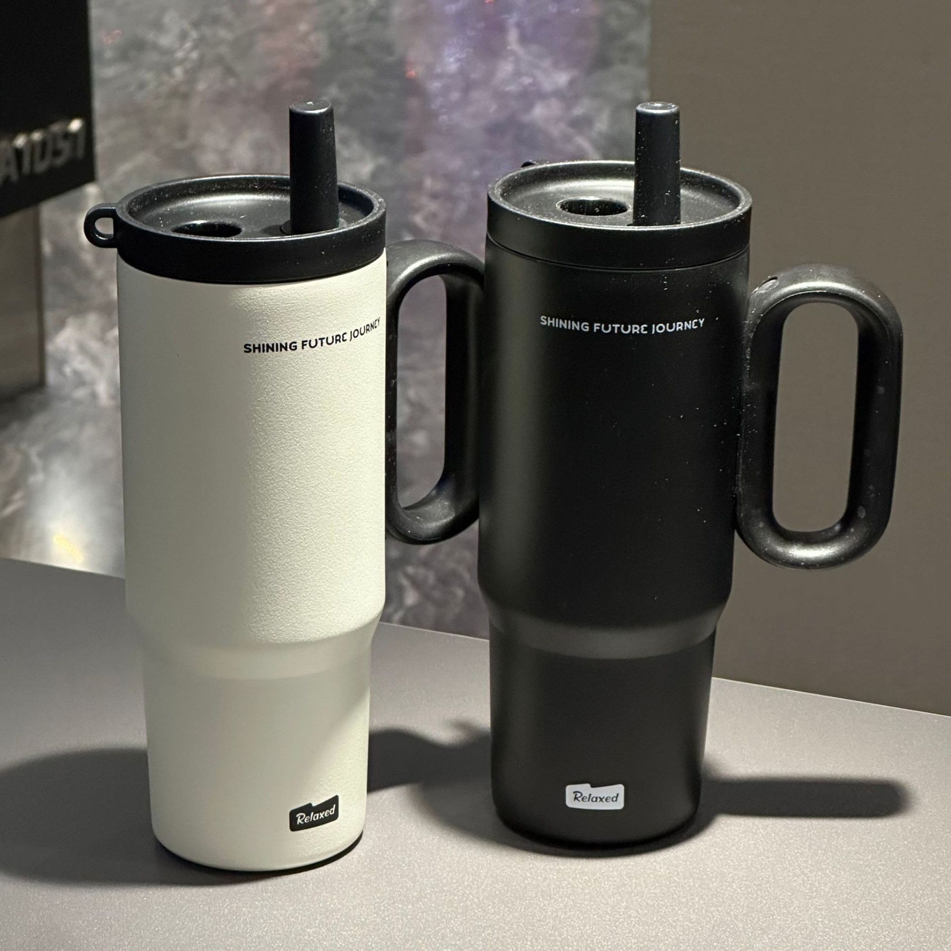 gourde isotherme noire et blanche sur table grise