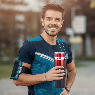  gourde isotherme sport rouge ulise par un homme