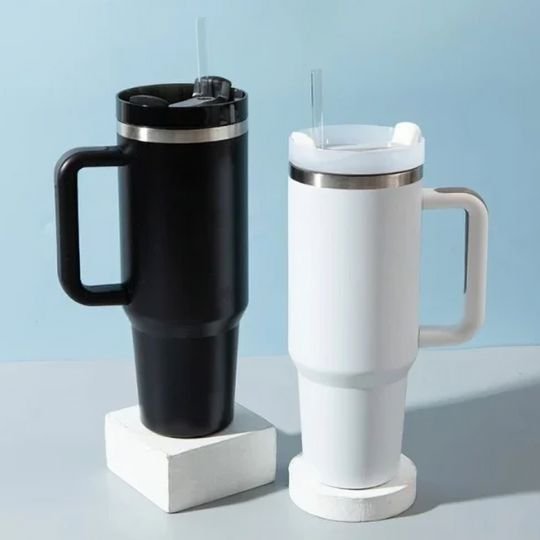 une gourde isotherme noire et autre blanche sur stand