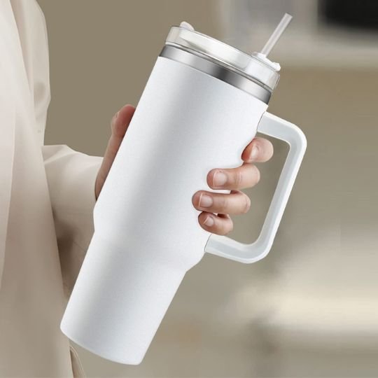 une personne tenant gourde isothermique blanche