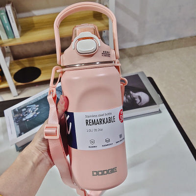 gourde isotherme un litre rose a la main d une femme