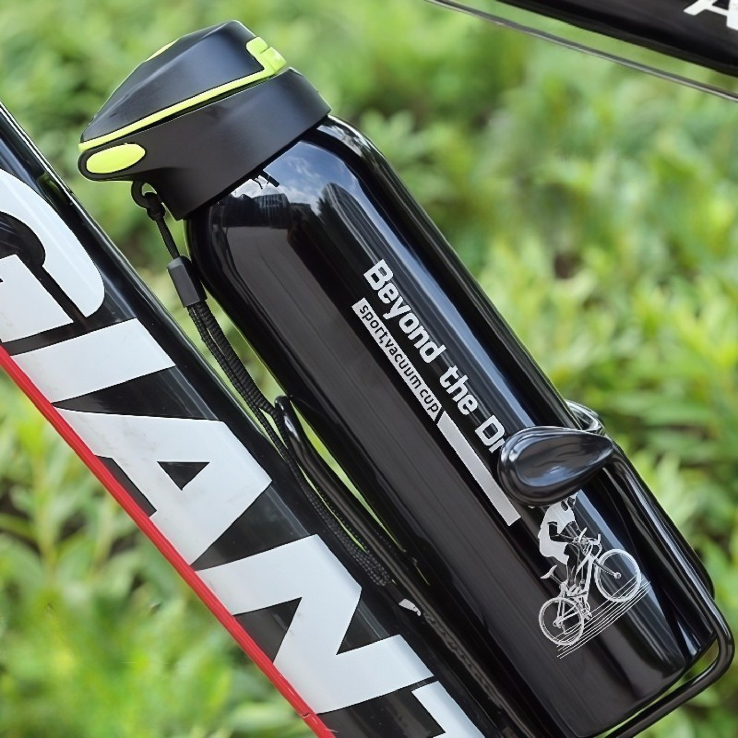gourde isotherme velo noire accroche a un velo