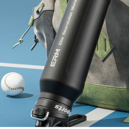 gourdes isotherme noire a cote sac sport et balle tennis