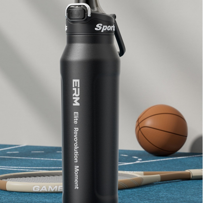 gourdes isotherme noire sur tapis bleu raquette et ballon basket a cote