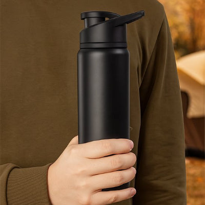 gourdes isothermes noires tenu par un monsieur