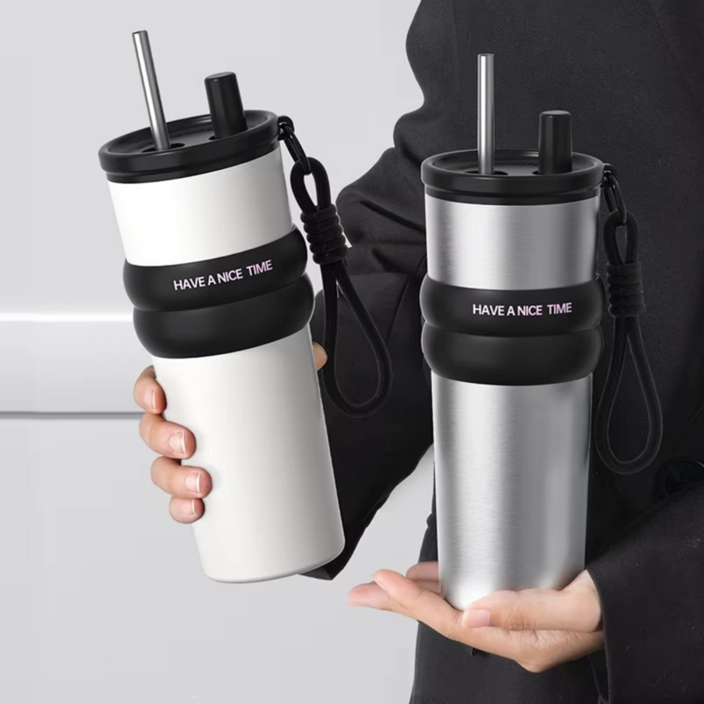 gourdes isothermes gris noire et noire blanc tenue par une personne