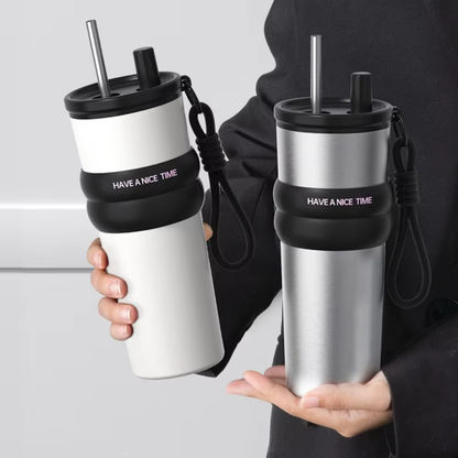 gourdes isothermes gris noire et noire blanc tenue par une personne