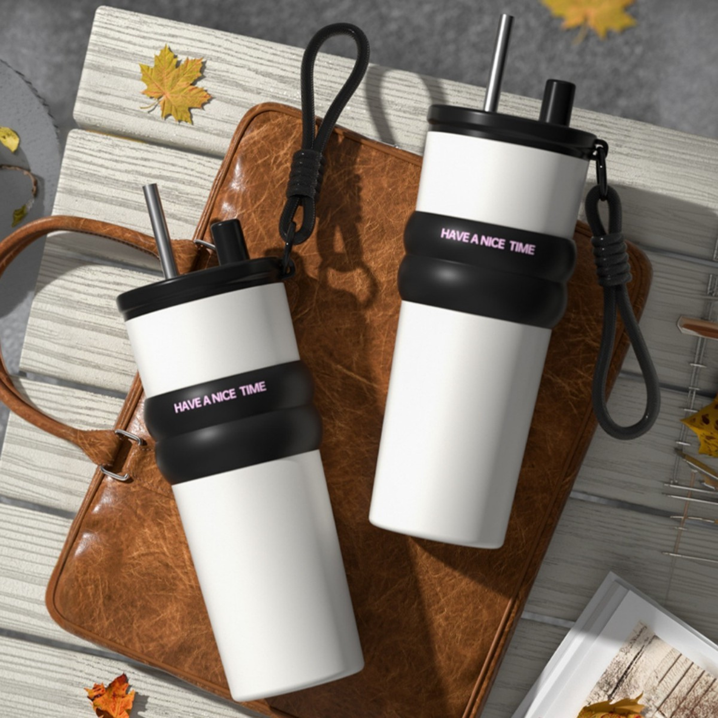 gourdes isothermes noire et blanc sur cartable marron pose sur table