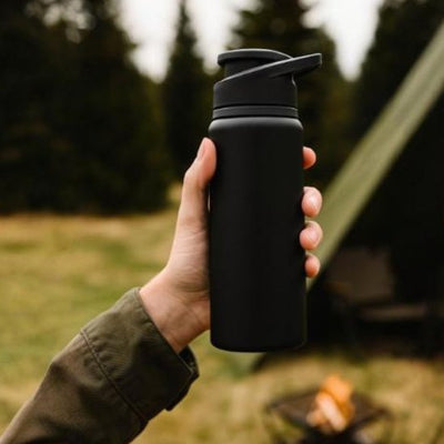 Gourdes isothermes noire tenue par une personne