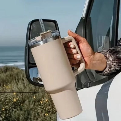 homme avec gourde isothermique marron clair fenetre voiture