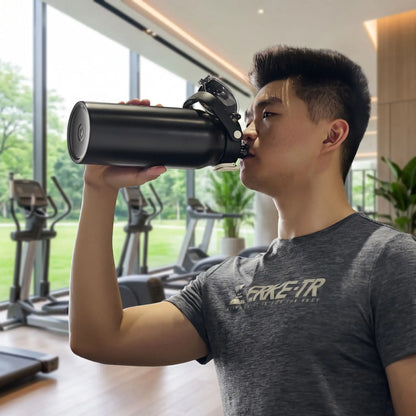 homme buvant avec bouteille isotherme 2l a la salle de sport