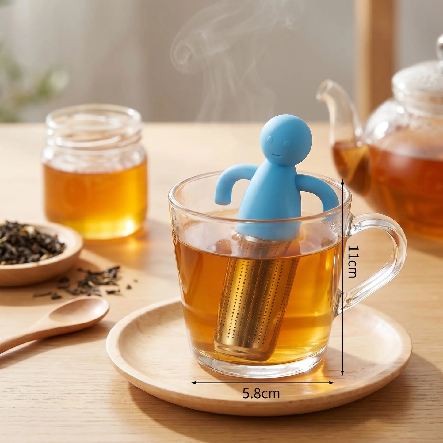 infuseur à the original bleu dans tasse théière miel et thé en vrac en décor